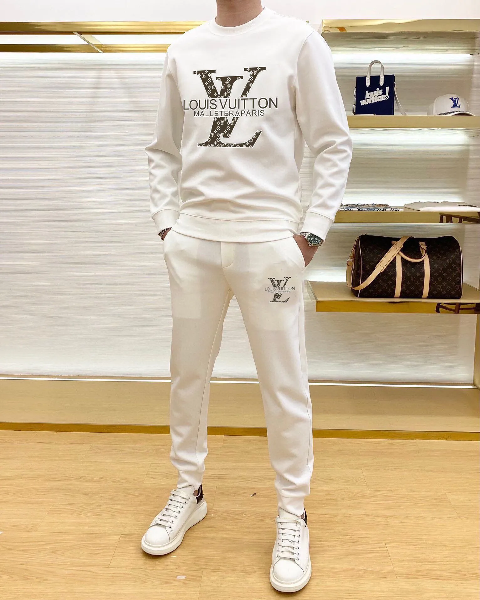 🅿️380 direct batch [LV Louis Vuitton] (Fat Man Gospel) hot-selling suit is coming. Focus on the original version of the official website. 2025 new hot-selling sweatshirt suit. The original order is the best. 🇭🇰The meticulous work of top designers. Just for a fitting and perfect upper body effect. 100% natural high-quality Roman cotton, close-fitting comfort, noble and elegant! Original hardware embodies elegance and nobility! Counter size: M-5XL (maximum wear up to 220 pounds)